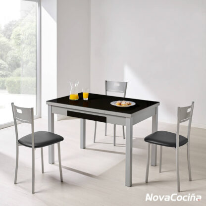 mesa extensible de cristal ALBA de color negro con 3 silla