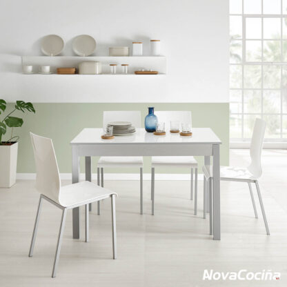 Foto de una cocina con la mesa en el centro de color blanco