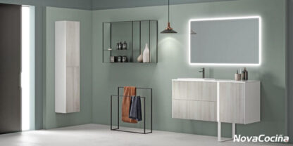conjunto de muebles de baño en color madera claro y blanco, con un gran espejo superior con retroiluminación